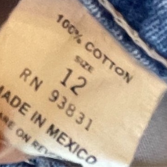 Denim shorts / high rise jean shorts w Belt buckles & 4 pockets
Sze 12 / Large - Picture 6 of 10